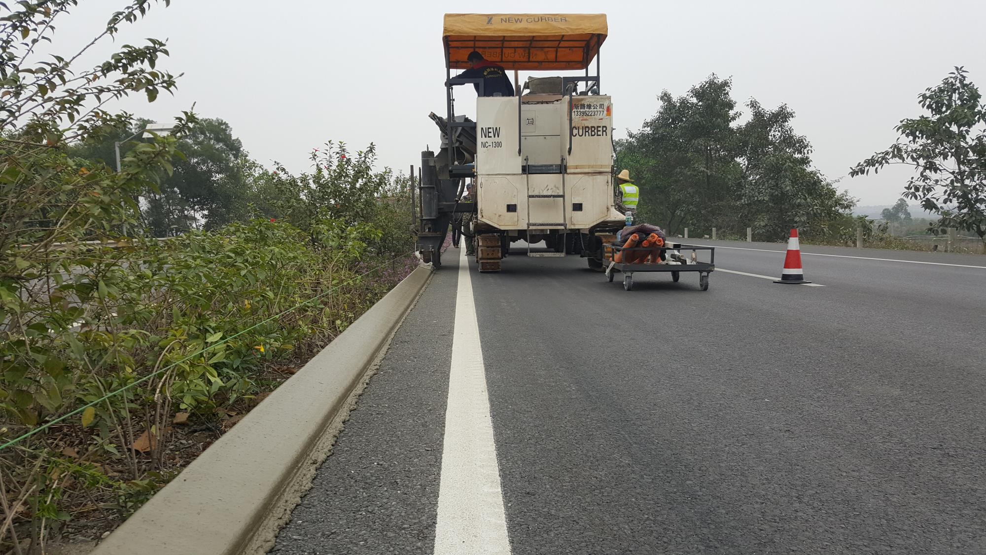 廣西道路施工案例分享——NC1300滑模攤鋪機(jī)